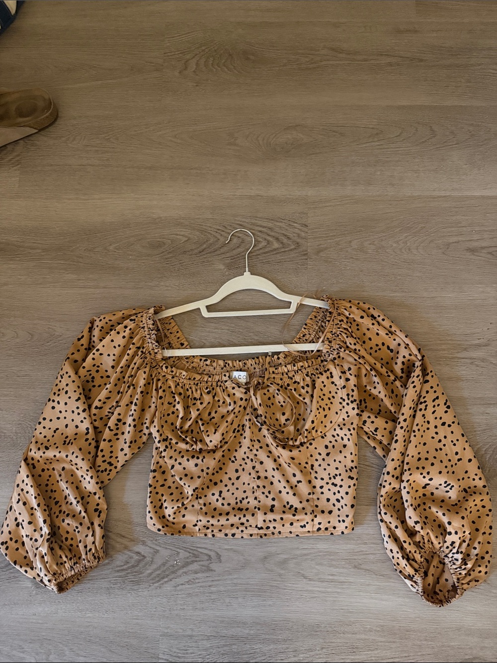 American Eagle Outfitters Tan Puff-Sleeve Crop Top with Black Spot Print